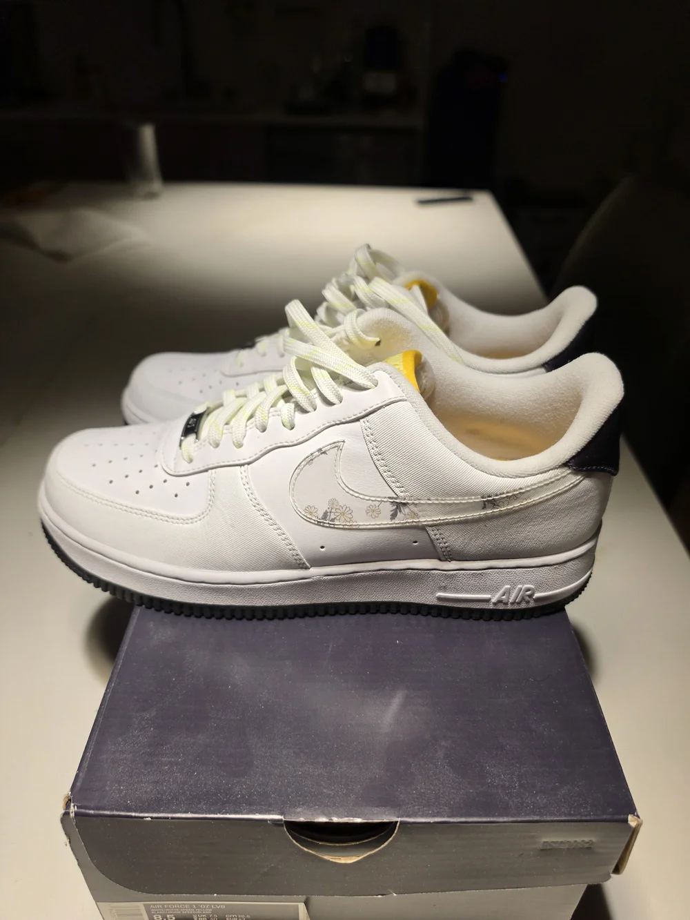 Nike Air Force 1 Low White with Yellow Tongue - Picture 4 of 10